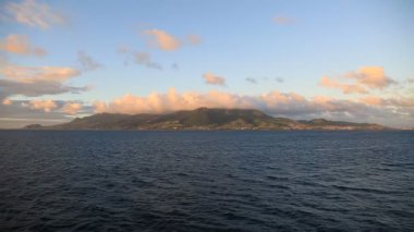 Denizden Adası St. Kitts, iki el silah sesi göster