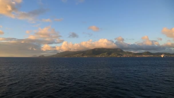 Vista desde el mar a la isla de San Cristóbal, tres disparos — Vídeo de stock