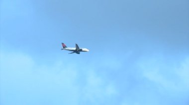 Gökyüzündeki uçak.