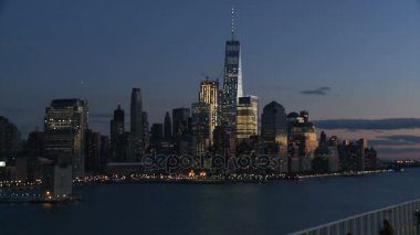 Aşağı Manhattan görünümünü gece, iki el silah sesi