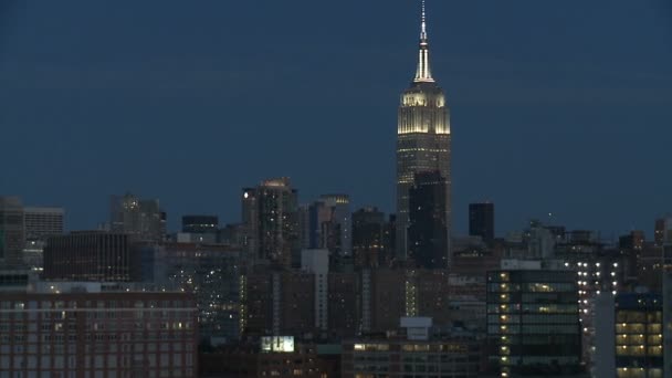 Het Empire State Building 's nachts — Stockvideo