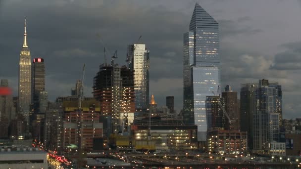 New York und wolkenverhangener Himmel im Hintergrund, Teil 1 — Stockvideo