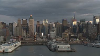 Bulutlar üzerinde New York Limanı, Bölüm 1