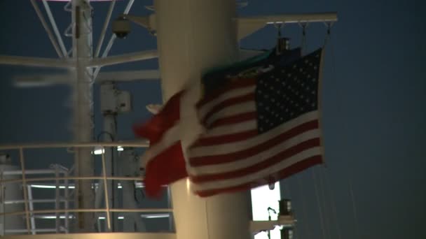 Bandeira balançando em um barco — Vídeo de Stock