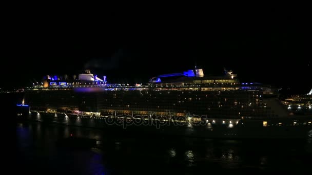 Mezcla de 2 tiros, crucero navegando en la noche, San Juan, Puerto Rico, 2017 . — Vídeos de Stock