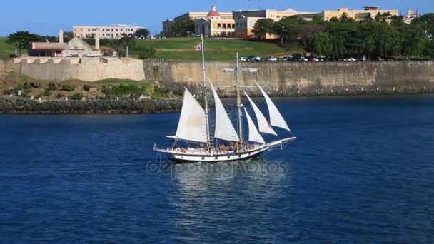 Yacht und san huan im hintergrund,, puerto rico, 2017. — Stockvideo