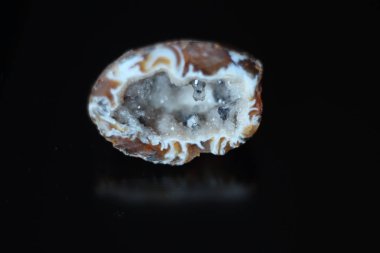 Kırık rock kristal ile