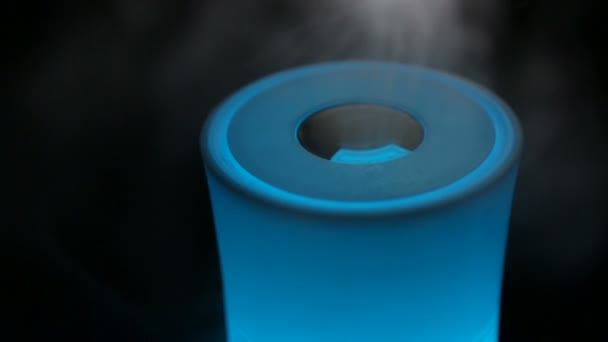 Air humidifier disperses moisture, camera movement  from left to right — Stock Video