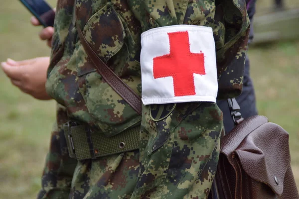 红十字会的军队里的人 — 图库照片