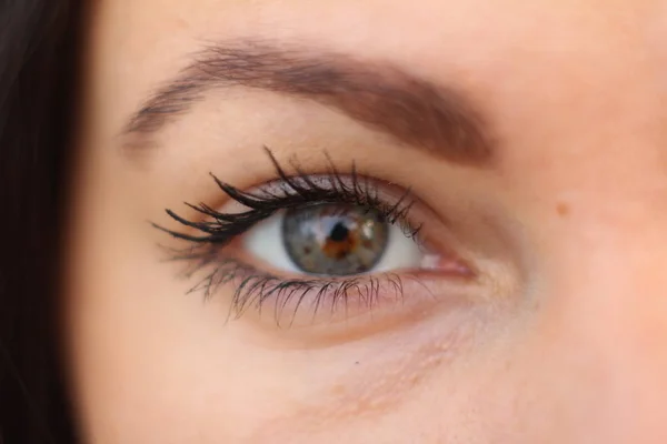 Mädchen mit schönen Augen und Wimpern — Stockfoto
