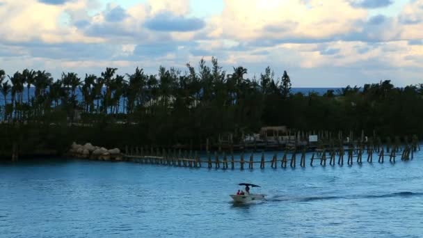 Costa pacífica de Bahamas y barco — Vídeo de stock