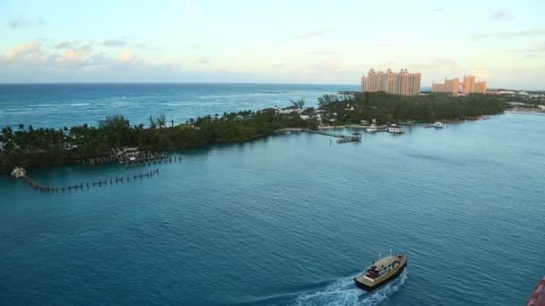 De prachtige kustlijn van de Bahama's en het schip — Stockvideo