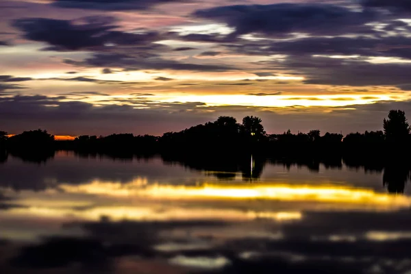 Abstrakter Sonnenuntergang am See — Stockfoto