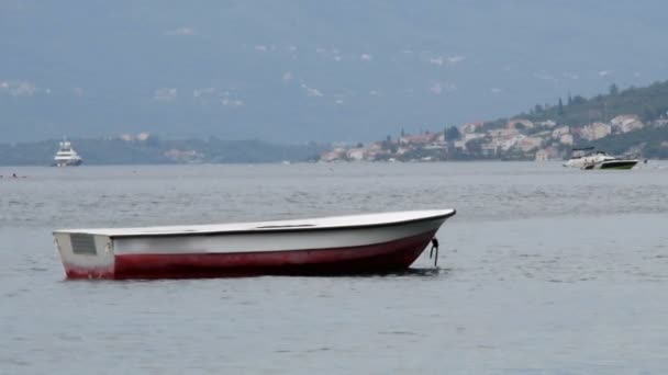 Barco en un mar tranquilo — Vídeo de stock