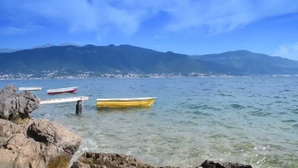 Barcos em um mar tranquilo — Vídeo de Stock