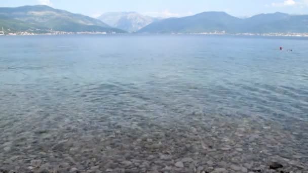 Mélange de 2 coups, eaux calmes de la mer — Video