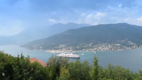 The beauty of the bay  and the leaving cruise ship — Stock Video