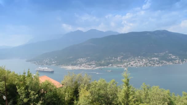 De schoonheid van de baai en het verlaten van de cruise schip — Stockvideo