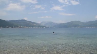 Kız denizde, hızlandırılmış görüntüleri