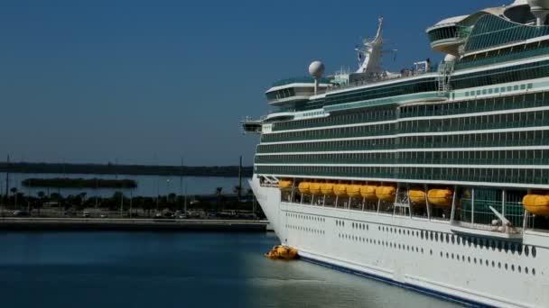 En passant par un grand bateau de croisière — Video