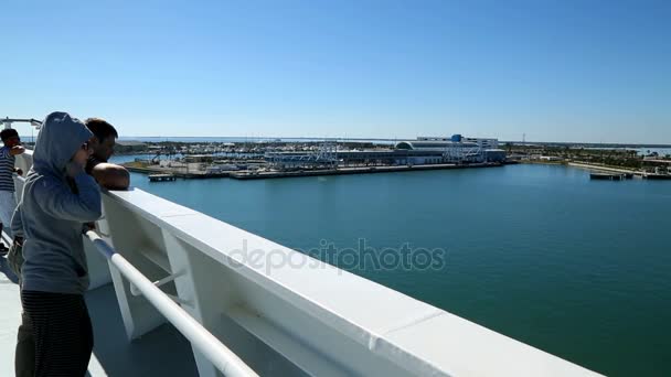 I viaggiatori guardano il porto dal ponte — Video Stock