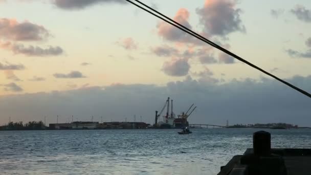 Barcos de rebocador estão navegando ao pôr do sol, clipe acelerado — Vídeo de Stock