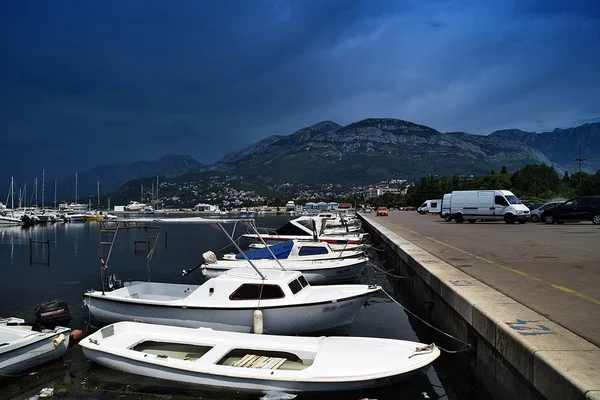 Barcos aparcados, barcos, yates en el puerto — Foto de Stock