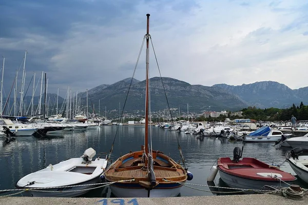 Barcos aparcados, barcos, yates en el puerto — Foto de Stock