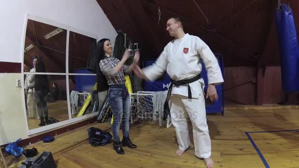 Přátel se baví na trénink karate — Stock video