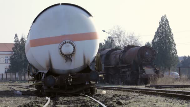 Gebroken tank gleed uit de rails, drie schoten — Stockvideo