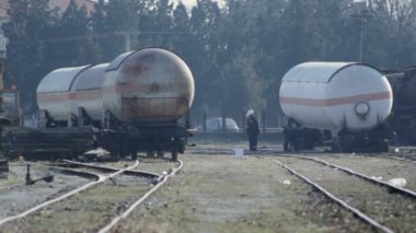 Tren tank kontrol eden işçilerin üç atış