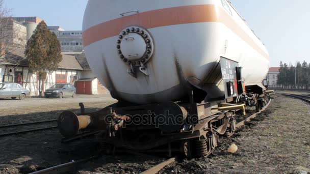 Tři rány z nádrže s nebezpečnými látkami — Stock video