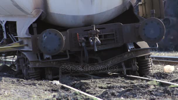 Dois tiros de rodas de trem descarriladas — Vídeo de Stock