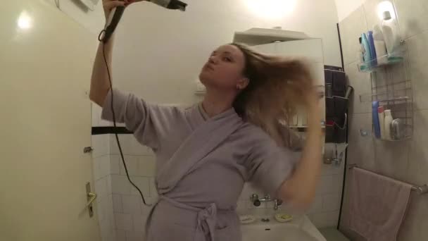 Ragazza asciuga i capelli in bagno, metraggio accelerato — Video Stock