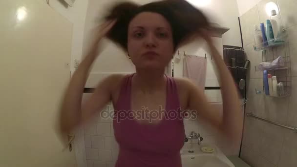 Chica seca el pelo en el baño y envía un beso a la cámara, imágenes aceleradas — Vídeo de stock