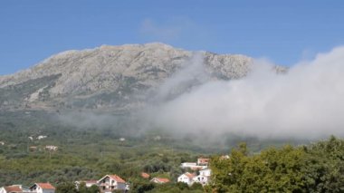 Bulutlar ve kayalık yatay hareketli zaman atlamalı