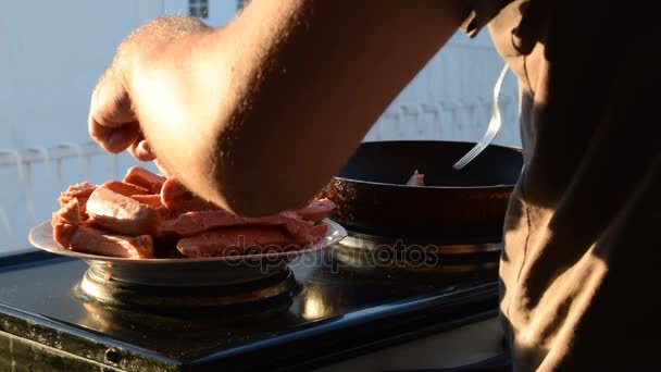 Три стопки приготовления сосисок — стоковое видео