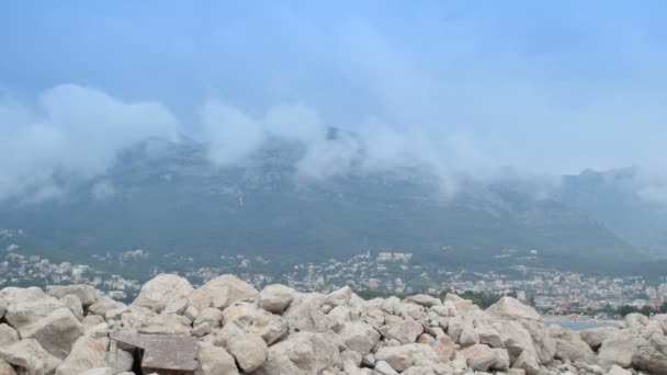 Rotsachtige landschap en de wolken, de tijd komen te vervallen — Stockvideo