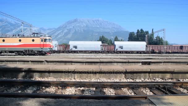 El tren que pasa por el paisaje rocoso — Vídeo de stock