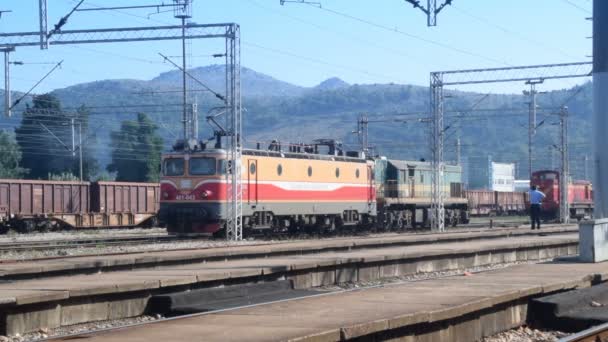 El conductor del tren y el motor, imágenes aceleradas — Vídeos de Stock