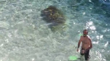 adam dalış hazırlanıyor