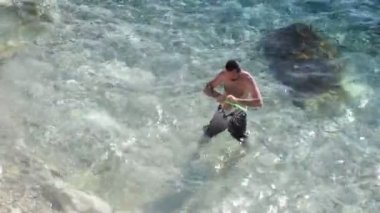 dalış sonra sudan adam geliyor