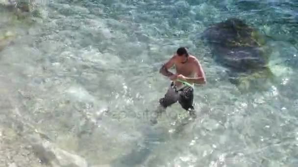 Man comes out of the water after diving — Stock Video