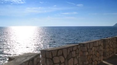 Taş duvar ve parlak su yüzeyi