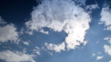 Zaman atlamalı bir mavi gökyüzünde bulutlar ve güneş taşıma 