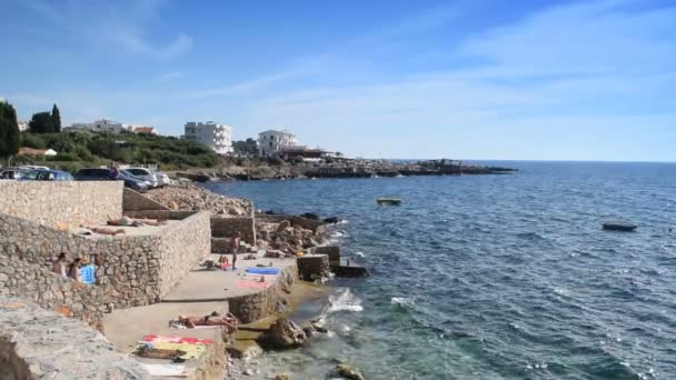 La hermosa playa fortificada — Vídeo de stock