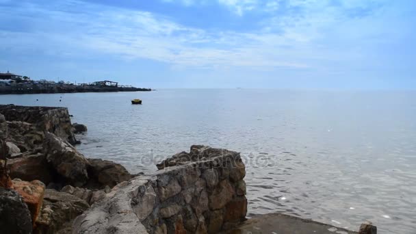 Mar tranquilo cerca de la playa fortificada — Vídeo de stock