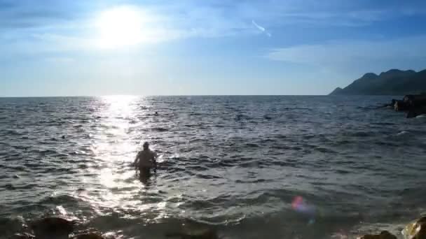 在平静的海面夫妇的剪影 — 图库视频影像