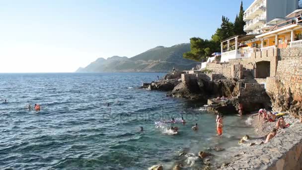 Τροπικό οχυρωμένη και βραχώδη παραλία κοντά στο ξενοδοχείο — Αρχείο Βίντεο