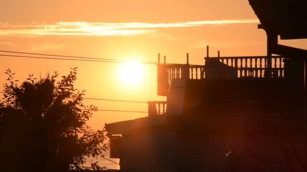 Versnelde beelden van gele en oranje zonsondergang — Stockvideo